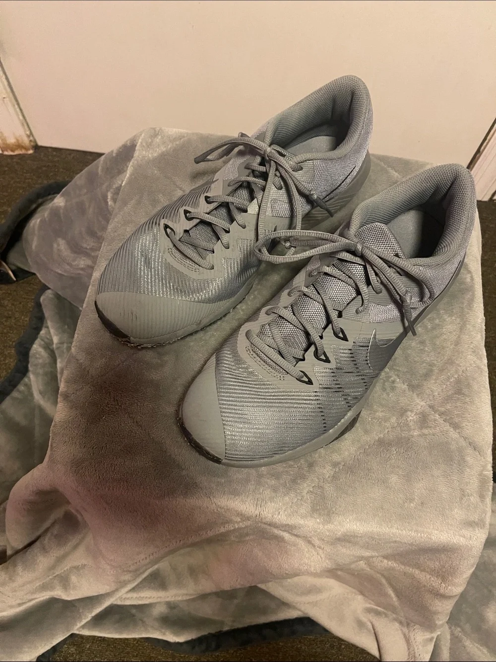Nike Men’s Grey Athletic Training Sneakers